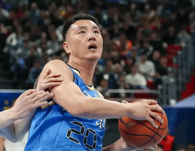 乐鱼-梦回巅峰！翟晓川出战26分钟，得到15分11篮板2助1抢断1盖帽